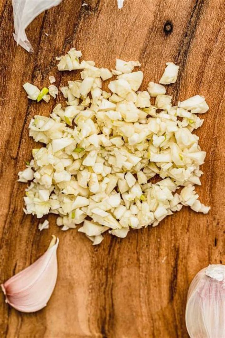Can I substitute minced garlic for roasted garlic?
