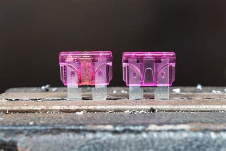 How do you know if an ignition fuse is blown?