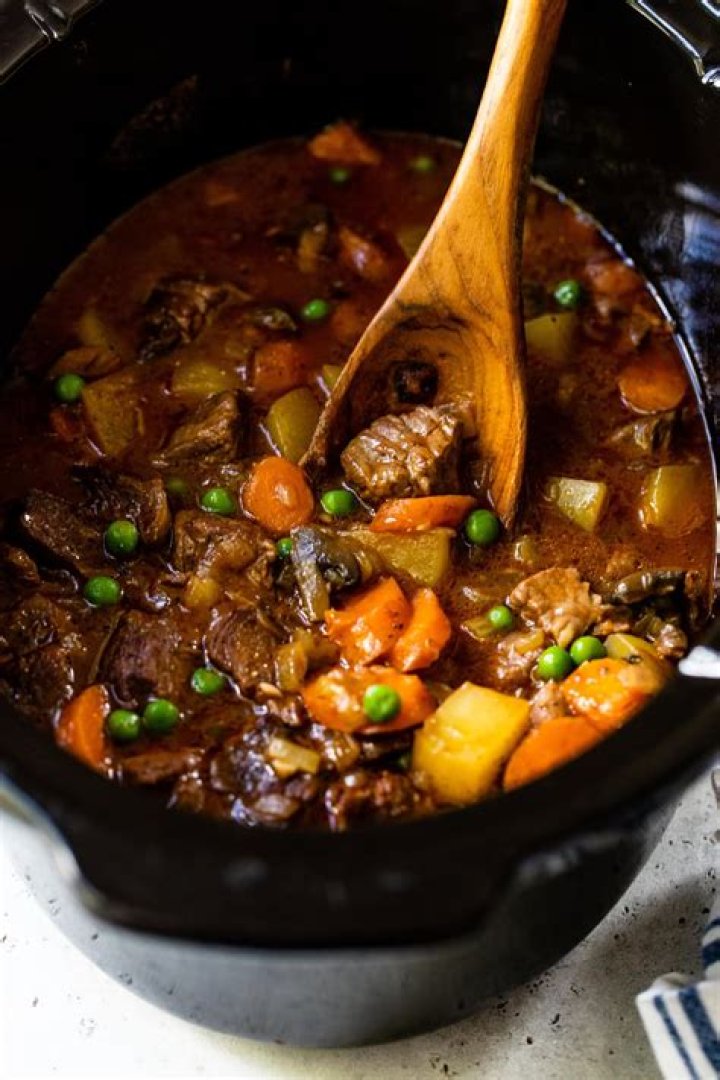 How much water do you put in slow cooker for beef stew?
